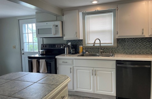 Briggs Farm Cottage | 4-bedroom family-friendly cottage in Narragansett, 5 minutes from the beach