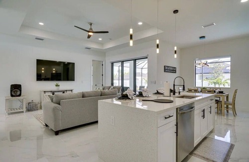 Diplomat House | 4 bedroom/Fenced yard/Pool/Tvs in all rooms