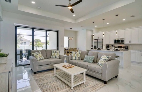 Diplomat House | 4 bedroom/Fenced yard/Pool/Tvs in all rooms