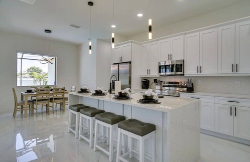 Diplomat House | 4 bedroom/Fenced yard/Pool/Tvs in all rooms
