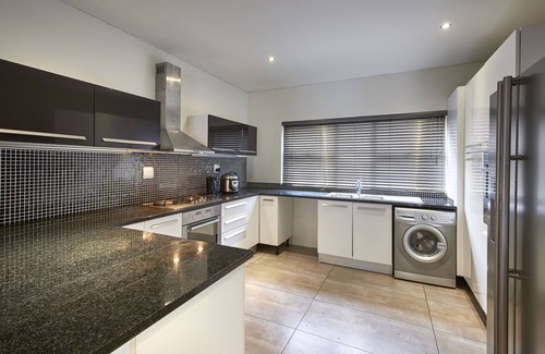 Greater Johannesburg Metropolitan Area Apartment | 4 Bedroom fully serviced standard Villa with king and twin beds in Sandton CBD