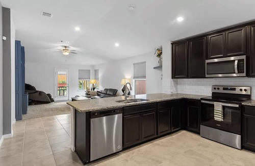 Kyle House | 4 Bedroom Garden Oasis: Float the river, enjoy local live music, tour wineries