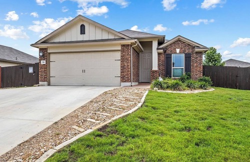 Kyle House | 4 Bedroom Garden Oasis: Float the river, enjoy local live music, tour wineries