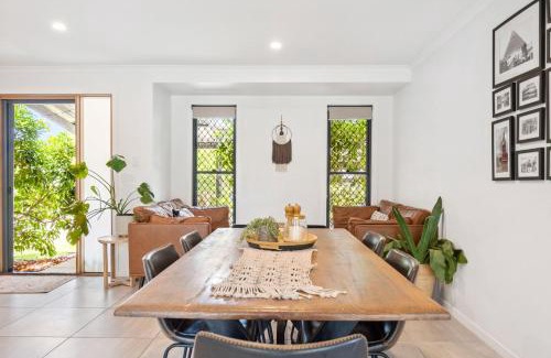 Maroochydore House | 4 bedroom gem with air conditioning, a great outdoor area including pool and you can bring a small dog.