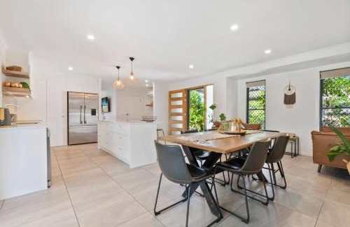 Maroochydore House | 4 bedroom gem with air conditioning, a great outdoor area including pool and you can bring a small dog.