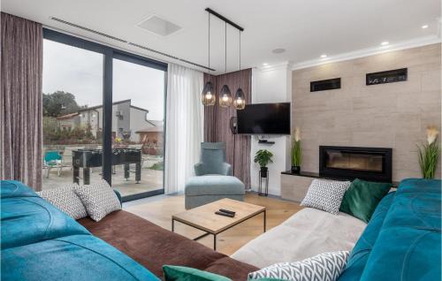 Jakisnica House | 4 Bedroom Gorgeous Home In Lun