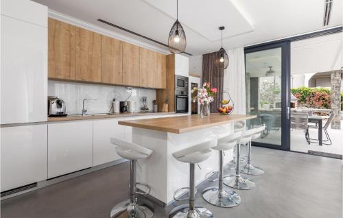 Jakisnica House | 4 Bedroom Gorgeous Home In Lun