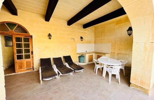 Xaghra House | 4 Bedroom Holiday Farmhouse with Private Pool in Xaghra Gozo