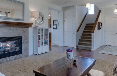 Cochrane House | 4 bedroom home-base w Mountain views for Stampede or the Rockies