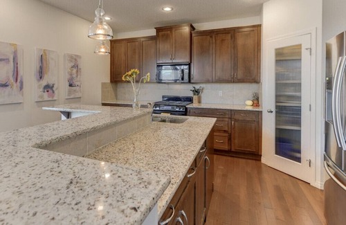 Cochrane House | 4 bedroom home-base w Mountain views for Stampede or the Rockies