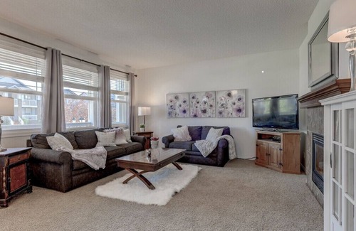 Cochrane House | 4 bedroom home-base w Mountain views for Stampede or the Rockies