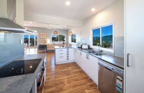 Airlie Beach House | 4 Bedroom Home with Panoramic Ocean Views and pool