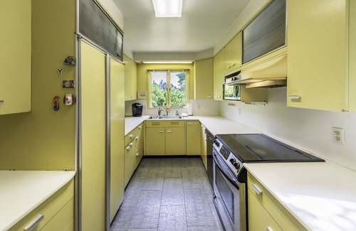 Allen House | 4 Bedroom home with pool near campus. Perfect for student family gatherings.