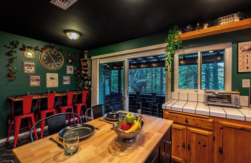 Running Springs Cabin | 4-bedroom Horror Themed Cabin in the Woods!nA Fun, Unique & Immersive Experience