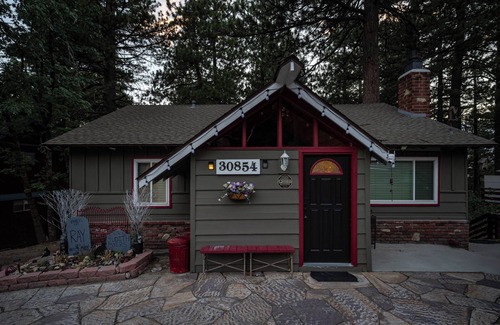 Running Springs Cabin | 4-bedroom Horror Themed Cabin in the Woods!nA Fun, Unique & Immersive Experience