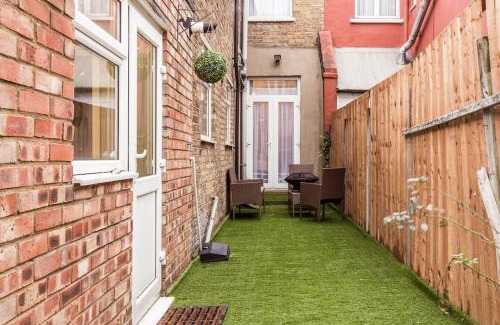 Haringey House | 4 bedroom house, 2 Min Walk From Station
