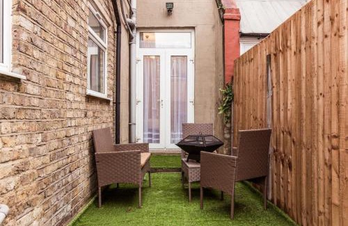 Haringey House | 4 bedroom house, 2 Min Walk From Station