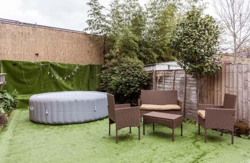 Haringey House | 4 bedroom house, 2 Min Walk From Station