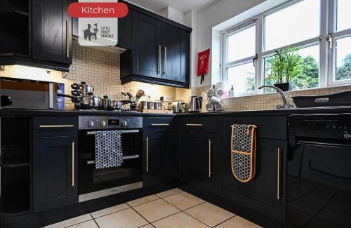 Gloucester House | 4 Bedroom House By Littlepiggyrentals Short Lets & Serviced Accommodation Gloucester With Free Wi-Fi