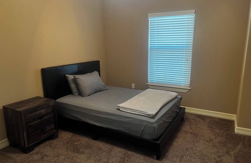 South Central Houston Hotel | 4-bedroom house in enchanting Houston with WiFi, AC, Barbecue Unwind in style.