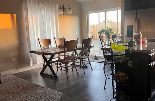 Pixley House | 4 bedroom house in Pixley with WiFi, AC. Book your stay now