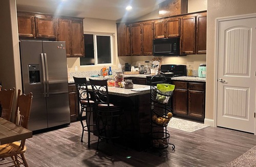 Pixley House | 4 bedroom house in Pixley with WiFi, AC. Book your stay now
