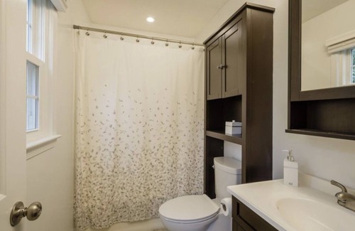 Charlottesville House | 4 bedroom house close by UVA and wineries and barracks Rd shopping center