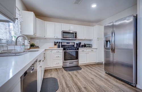 Paradise House | 4-bedroom house w/pool 15 mins from strip