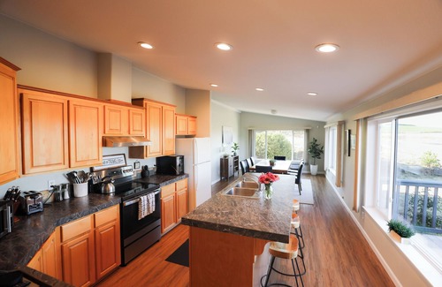 Newberg House | 4-bedroom house with picturesque views of Mt. Hood