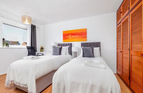 Cambridge Apartment | 4 Bedroom House with Parking & Garden by Cherry Inn Short Let's & Services Accomodation