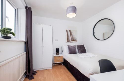 Cambridge Apartment | 4 Bedroom House with Parking & Garden by Cherry Inn Short Let's & Services Accomodation