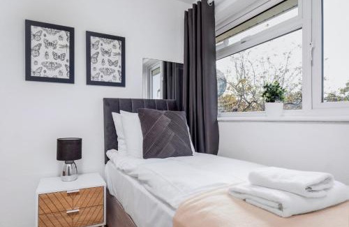 Cambridge Apartment | 4 Bedroom House with Parking & Garden by Cherry Inn Short Let's & Services Accomodation