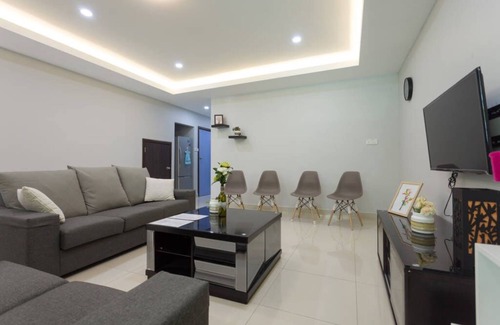 Tanjung Aru House | 4 Bedroom Landed House. Party friendly and close to beach.