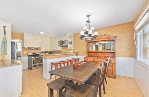 Balboa Peninsula Apartment | 4 Bedroom Lower Unit - End of Summer Specials for August Bookings