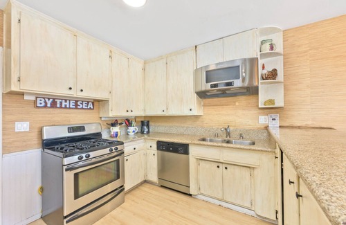 Balboa Peninsula Apartment | 4 Bedroom Lower Unit - End of Summer Specials for August Bookings