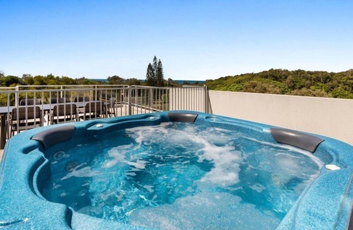Marcoola Apartment | 4 Bedroom Luxury Beach House - with Private Pool Rooftop Spa