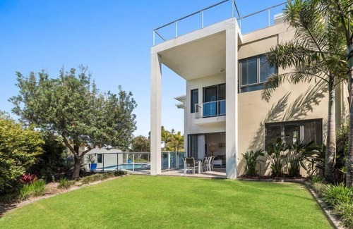 Marcoola Apartment | 4 Bedroom Luxury Beach House - with Private Pool Rooftop Spa