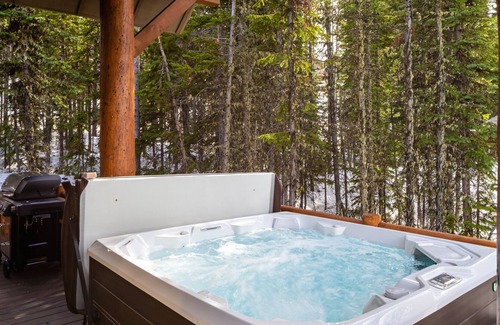 Big Sky House | 4 Bedroom Mountain Home with Mountain Views and Ski In/ Out Access