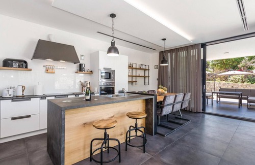 Jakisnica House | 4 bedroom nice home in Lun
