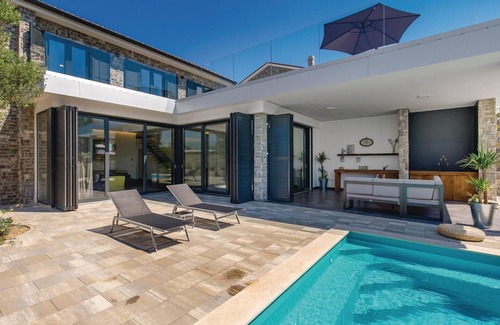 Jakisnica House | 4 bedroom nice home in Lun