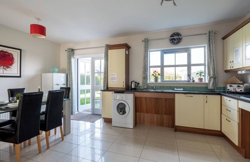 Kenmare House | 4 bedroom pet friendly home with pool access