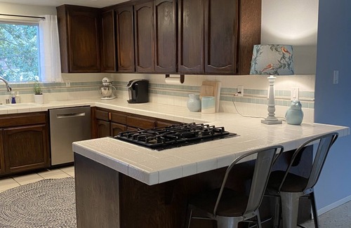 Thousand Oaks House | 4 bedroom retreat in luxury residential neighborhood