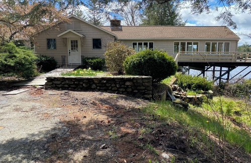 Hubbardston House | 4 Bedroom Rustic Cottage Overlooking Lake