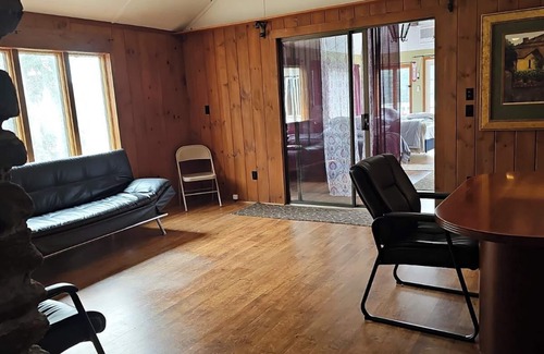 Hubbardston House | 4 Bedroom Rustic Cottage Overlooking Lake