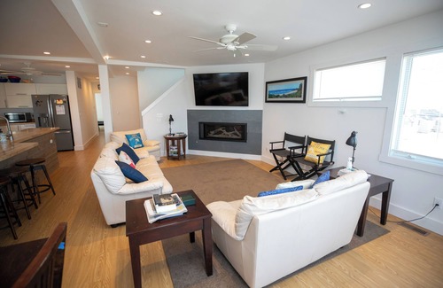 Ship Bottom House | 4 Bedroom Ship Bottom Beach House w/Hot Tub + Game room! 1 Block to the Beach!n