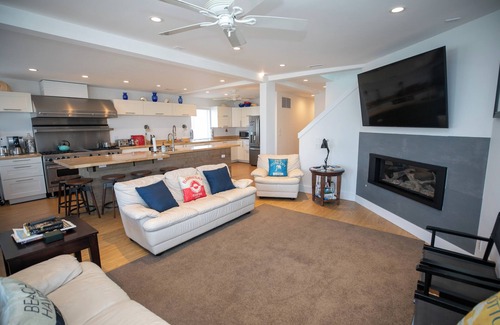 Ship Bottom House | 4 Bedroom Ship Bottom Beach House w/Hot Tub + Game room! 1 Block to the Beach!n
