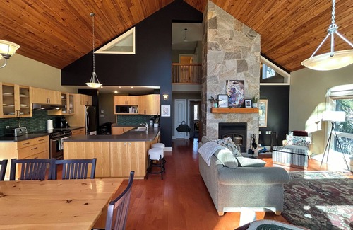 Gimli House | 4 Bedroom Steps From the Lake