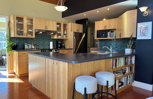 Gimli House | 4 Bedroom Steps From the Lake