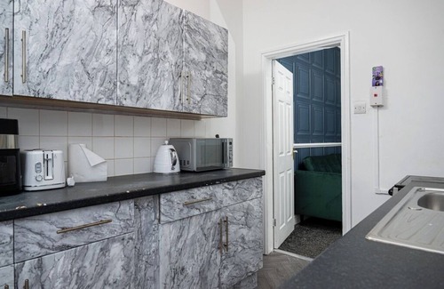 Tunstall House | 4-bedroom- Stoke-on-Trent sleeps 8- pet friendly