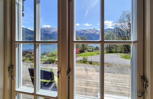 Hardangerfjord House | 4 bedroom stunning home in Tørvikbygd